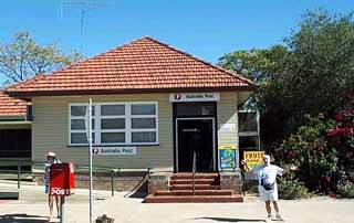 photo of the Post Office which sells fruit anf vegetables